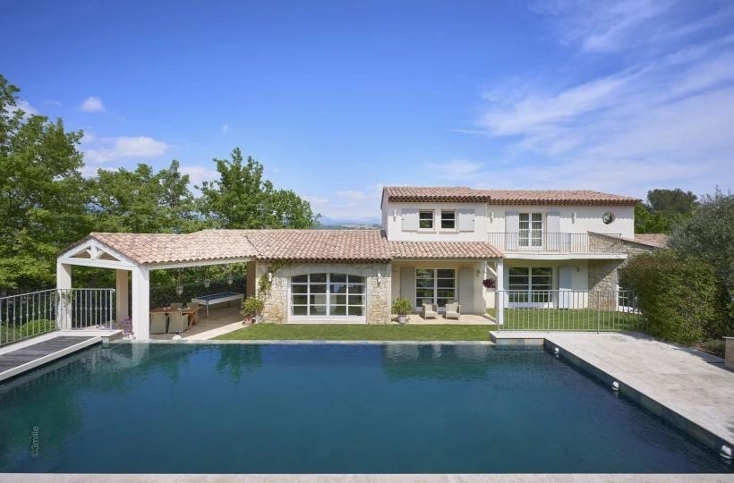 Heated infinity pool with panoramic view over Terre Blanche resort