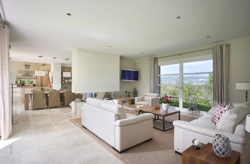 Bright living and dining room